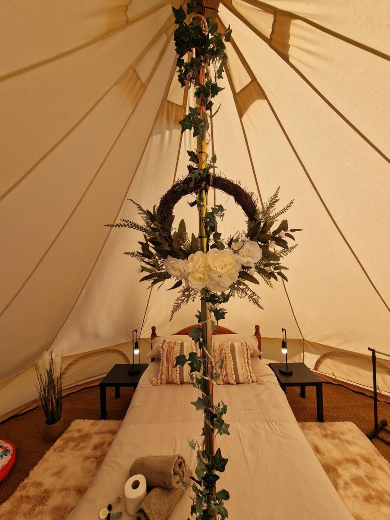 Beautiful 1-Bed Bell Tent In Холихед Экстерьер фото